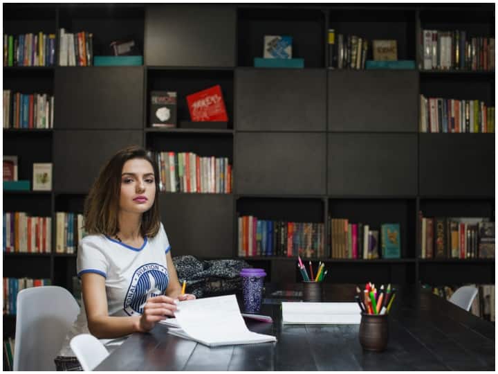 लाइब्रेरी असिस्टेंट- विदेश में लाइब्रेरी कल्चर काफी ज्यादा है. ऐसे में लड़कियां लाइब्रेरी में नौकरी करना पसंद करती है, जहां उन्हें अच्छी इनकम के साथ सेफ्टी भी मिलती है और वो साथ में अपनी पढ़ाई भी कर सकती हैं.