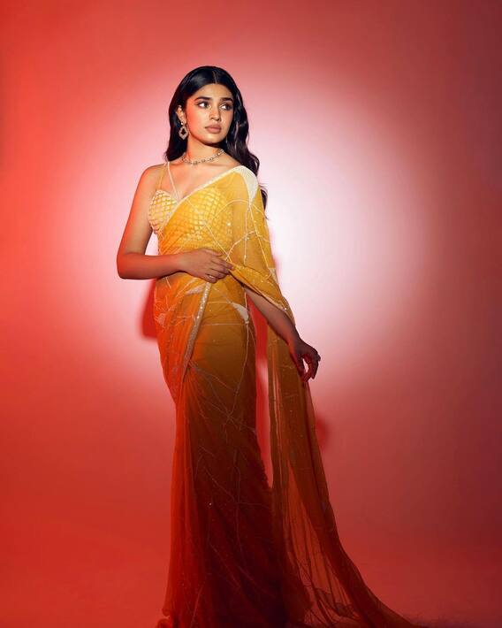 Krithi Shetty Saree Images : శారీ కట్టిన కృతి శెట్టి - బ్యాక్ లెస్ బ్లౌజ్‌లో...