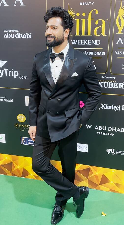 वहीं हैंडसम हंक विक्की कौशल भी इस खास शाम में ब्लैक कोट में सभी का ध्यान अपनी ओर खींच रहे थे.