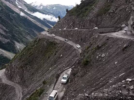 ਬਰਸਾਤ ਦੇ ਮੌਸਮ ਵਿੱਚ ਇਹ ਸੜਕ ਸਭ ਤੋਂ ਵੱਧ ਖ਼ਤਰਨਾਕ ਬਣ ਜਾਂਦੀ ਹੈ, ਇਸ ਮੌਸਮ ਵਿੱਚ ਪੱਧਰੀ ਹੋਣ ਕਾਰਨ ਇਹ ਸੜਕ ਤਿਲਕਣ ਹੋ ਜਾਂਦੀ ਹੈ ਅਤੇ ਇਸ ਦੇ ਨਾਲ ਹੀ ਜ਼ਮੀਨ ਖਿਸਕਣ ਦਾ ਖ਼ਤਰਾ ਵੀ ਵੱਧ ਜਾਂਦਾ ਹੈ।