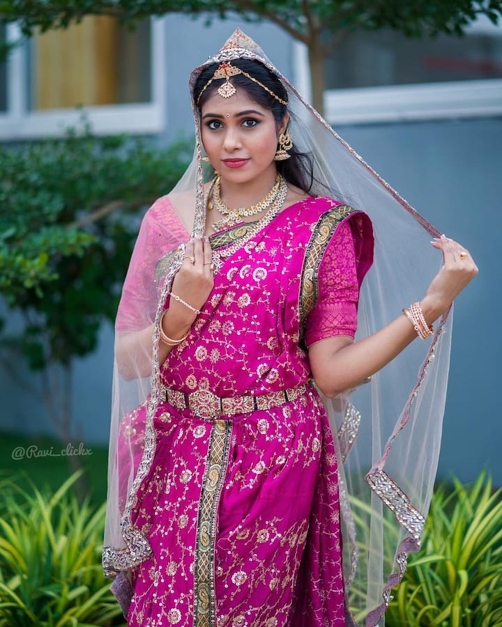 జబర్దస్త్ కామెడీ షోతో మంచి గుర్తింపు తెచ్చుకుంది సత్య శ్రీ. Photo Credit: Satya Sri/Instagram