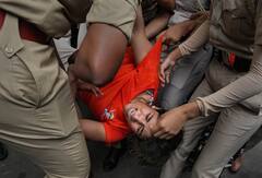 Wrestlers Protest: অলিম্পিক্স পদকজয়ীদের টেনেহিঁচড়ে তোলা হল প্রিজন ভ্যানে, ৬ ধারায় রুজু হতে পারে মামলা