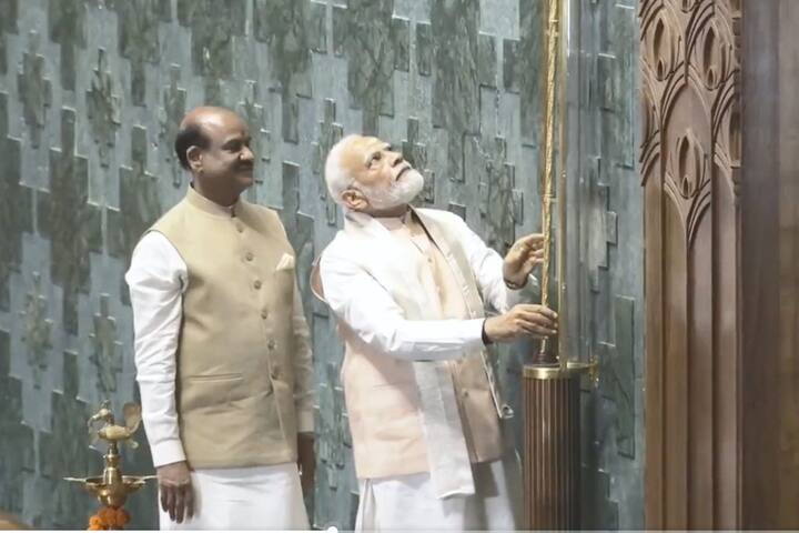 इंग्रजांकडून सत्ता सोडायचा क्षण आला तेव्हा हस्तांतर म्हणजे नेमकं काय करायचं असं लॉर्ड माऊंटबॅटन यांनी विचारलं, त्यावर नेहरुंनी सी राजगोपालचारी यांच्याशी सल्लामसलत केली.