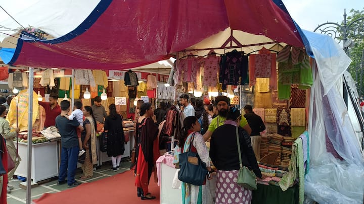 विश्व भर में हिमाचल प्रदेश की पहचान पर्यटन राज्य के रूप में है. गर्मियों के मौसम में शिमला के साथ अन्य पर्यटन स्थलों पर पर्यटकों की भारी भीड़ लगी हुई है.