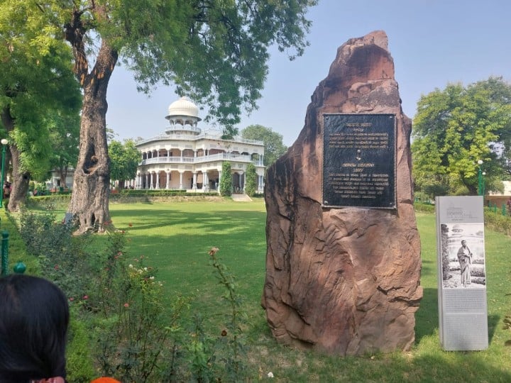 New Parliament Building What is the whole truth of keeping Sengol in Anand Bhawan ann UP News: नए संसद भवन में रखे गए सेंगोल को लेकर गरमाई सियासत, मोदी सरकार पर लगे आरोप, जानें- पूरा मामला
