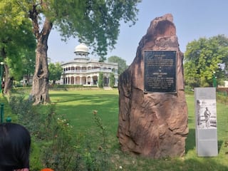 UP News: नए संसद भवन में रखे गए सेंगोल को लेकर गरमाई सियासत, मोदी सरकार पर लगे आरोप, जानें- पूरा मामला UP News: नए संसद भवन में रखे गए सेंगोल को लेकर गरमाई सियासत, मोदी सरकार पर लगे आरोप, जानें- पूरा मामला