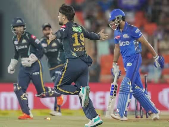 ગુજરાત ટાઇટન્સનો સ્પિનર રાશિદ ખાને બૉલિંગ ઉપરાંત બેટિંગમાં પણ તાકાત બતાવી છે. આ સિઝનમાં રાશિદ ખાને 16 મેચમાં 27 વિકેટ લીધી છે. તે પર્પલ કેપની રેસમાં મોહમ્મદ શમી પછી બીજા ક્રમે છે. (Credit - PTI)