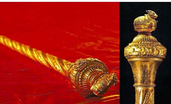 ਲੋਕ ਸਭਾ ਦੇ ਸਪੀਕਰ ਦੀ ਸੀਟ ਦੇ ਨੇੜੇ ਕੀਤਾ ਗਿਆ ਹੈ ਸਥਾਪਿਤ : ਤਾਮਿਲਨਾਡੂ ਨਾਲ ਸਬੰਧਤ ਰੱਖਣ ਵਾਲੇ ਤੇ ਚਾਂਦੀ ਨਾਲ ਬਣੇ ਅਤੇ ਸੋਨੇ ਦੀ ਪਰਤ ਵਾਲੇ ਇਤਿਹਾਸਕ ਰਾਜਦੰਡ (ਸੇਂਗੋਲ) ਨੂੰ ਲੋਕਸਭਾ ਸਪੀਕਰ ਦੀ ਸੀਟ ਦੇ ਕੋਲ ਸਥਾਪਿਤ ਕੀਤਾ ਗਿਆ ਹੈ। ਦੱਸ ਦੇਈਏ ਕਿ ਅਗਸਤ 1947 ਵਿੱਚ ਇਸ ਨੂੰ ਪਹਿਲੇ ਪ੍ਰਧਾਨ ਮੰਤਰੀ ਜਵਾਹਰ ਲਾਲ ਨਹਿਰੂ ਨੂੰ ਸੱਤਾ ਦੇ ਤਬਾਦਲੇ ਦੇ ਪ੍ਰਤੀਕ ਵਜੋਂ ਦਿੱਤਾ ਗਿਆ ਸੀ। ਇਸ ਰਸਮੀ ਰਾਜਦੰਡ ਨੂੰ ਇਲਾਹਾਬਾਦ ਮਿਊਜ਼ੀਅਮ ਦੀ ਨਹਿਰੂ ਗੈਲਰੀ ਵਿੱਚ ਰੱਖਿਆ ਗਿਆ ਸੀ। ਸੇਂਗੋਲ ਨੂੰ ਅੰਗਰੇਜ਼ਾਂ ਤੋਂ ਸੱਤਾ ਪ੍ਰਾਪਤ ਕਰਨ ਦਾ ਪ੍ਰਤੀਕ ਮੰਨਿਆ ਜਾਂਦਾ ਹੈ। ਇਸ ਨੂੰ ਦੇਸ਼ ਦੇ ਪਹਿਲੇ ਪ੍ਰਧਾਨ ਮੰਤਰੀ ਪੰਡਿਤ ਜਵਾਹਰ ਲਾਲ ਨਹਿਰੂ ਨੇ ਸਵੀਕਾਰ ਕੀਤਾ ਸੀ। ਸੇਂਗੋਲ ਨੂੰ ਮਿਊਜ਼ੀਅਮ 'ਚ ਰੱਖਣ ਦੀ ਗੱਲ 'ਤੇ ਗ੍ਰਹਿ ਮੰਤਰੀ ਅਮਿਤ ਸ਼ਾਹ ਨੇ ਦਿੱਤੀ ਆਪਣੀ ਪ੍ਰਤੀਕਿਰਿਆ, ਉਨ੍ਹਾਂ ਕਿਹਾ- ਸੇਂਗੋਲ ਨੂੰ ਮਿਊਜ਼ੀਅਮ 'ਚ ਰੱਖਣਾ ਸਹੀ ਨਹੀਂ ਹੋਵੇਗਾ। ਆਜ਼ਾਦੀ ਤੋਂ ਬਾਅਦ ਸੇਂਗੋਲ ਨੂੰ ਵਿਸਾਰ ਦਿੱਤਾ ਗਿਆ ਸੀ।