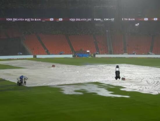 ਅਹਿਮਦਾਬਾਦ 'ਚ ਮੀਂਹ ਕਾਰਨ ਨਰਿੰਦਰ ਮੋਦੀ ਸਟੇਡੀਅਮ ਦੀ ਜ਼ਮੀਨ 'ਤੇ ਕਵਰਸ ਲਾ ਦਿੱਤੇ ਗਏ ਹਨ। ਜੇਕਰ ਮੀਂਹ 9.35 ਤੱਕ ਰੁੱਕ ਜਾਂਦਾ ਹੈ ਤਾਂ ਮੈਚ ਬਿਨਾਂ ਓਵਰ ਕੱਟੇ ਖੇਡਿਆ ਜਾ ਸਕਦਾ ਹੈ। ਜੇਕਰ ਮੀਂਹ ਨਾ ਰੁਕਿਆ ਤਾਂ ਰਾਤ 12.06 ਵਜੇ ਤੱਕ 5-5 ਓਵਰਾਂ ਦਾ ਮੈਚ ਖੇਡਿਆ ਜਾ ਸਕਦਾ ਹੈ।