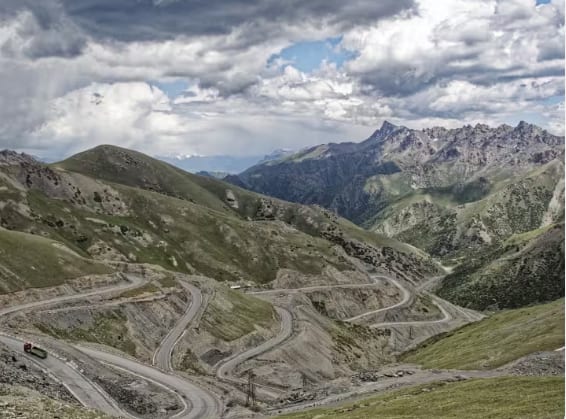 Deadly Road Of India: ਅੱਜ ਅਸੀਂ ਤੁਹਾਨੂੰ ਅਜਿਹੀ ਸੜਕ ਬਾਰੇ ਦੱਸਣ ਜਾ ਰਹੇ ਹਾਂ, ਜੋ ਕਿ ਬਹੁਤ ਹੀ ਖੂਬਸੂਰਤ ਜਗ੍ਹਾ 'ਤੇ ਹੈ। ਪਰ ਇਹ ਜਿੰਨੀ ਖੂਬਸੂਰਤ ਹੈ, ਉਨਾ ਹੀ ਮੁਸ਼ਕਿਲਾ ਹੈ ਇੱਥੋ ਮੁੜ ਕੇ ਆਉਣਾ।