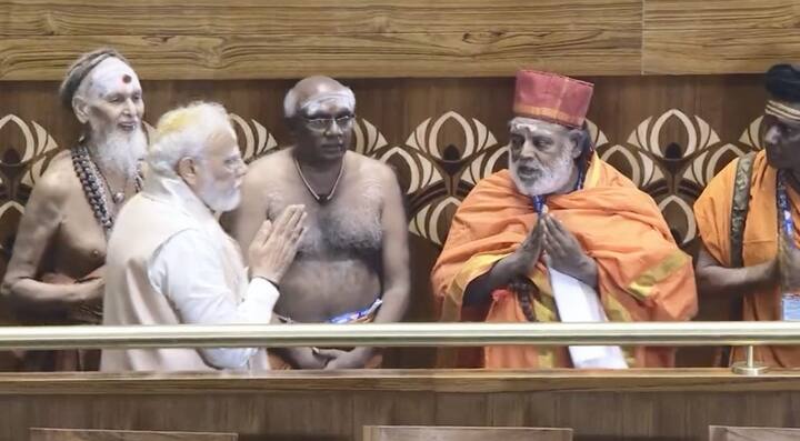 देशाला आज नवीन संसद भवन मिळालं आहे. पंतप्रधान नरेंद्र मोदी यांच्या हस्ते उद्घाटन करण्यात आलं.