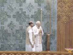 पीएम मोदी ने नए संसद भवन में स्थापित किया सेंगोल, स्पीकर ओम बिरला भी रहे मौजूद
