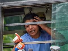 'बुरी तरह खींचकर Live कैमरा के सामने बस में ठूसा गया, दर्द में हैं', साक्षी मलिक का ट्वीट