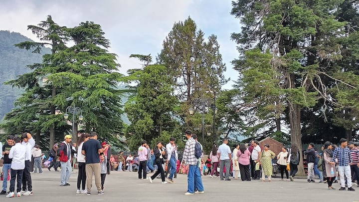 पर्यटक गर्मी के मौसम में ठंड का एहसास करने के लिए राजधानी शिमला पहुंच रहे हैं. बता दें कि, इन दिनों शिमला के बाजार पर्यटकों से गुलजार हैं.