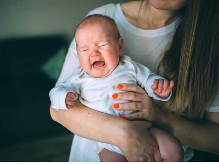Why New Born Babies Cry New Moms Should Know These 5 Important Things Related To Baby Health क्यों बार-बार रोने लगता है बच्चा? मां को पता होनी चाहिए बच्चों की सेहत से जुड़ी ये 5 जरूरी बातें