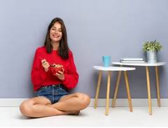 ਕੁਰਸੀ ਟੇਬਲ 'ਤੇ ਬੈਠ ਕੇ ਨਹੀਂ, ਇੰਝ ਖਾਣ ਨਾਲ ਸਿਹਤ ਨੂੰ ਹੁੰਦਾ ਹੈ ਫ਼ਾਇਦਾ... ਕੀ ਤੁਸੀਂ ਜਾਣਦੇ ਹੋ ਸਹੀ ਤਰੀਕਾ