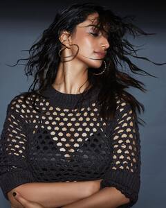 Meenakshii Chaudhary: బ్లాక్ డ్రెస్‌లో హర్యానీ బ్యూటీ మీనాక్షి - కుర్రాళ్ల కలల ప్రేయసి!