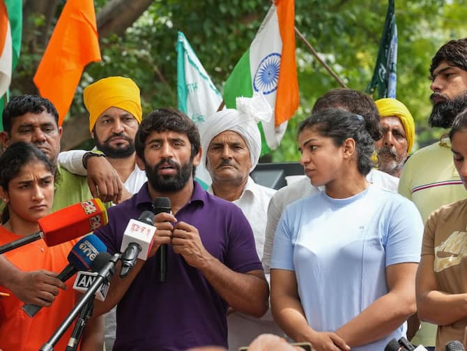 Wrestlers Sakshi Malik, Bajrang Punia, and Vinesh Phogat Protest WFI Chief, Threaten to Immerse Medals in River Ganga 87 Goli Maar Do Hume': Bajrang Punia Says Sakshi Malik Detained As Scuffle Breaks Out With Cops Wrestlers Protest