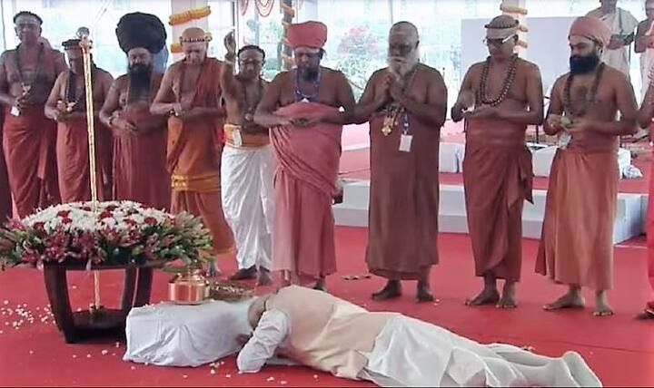 राजदंड हातात घेण्याआधी पंतप्रधान मोदींनी राजदंडाला दंडवत घातला.