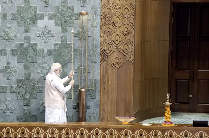 पण नंतर तो प्रयागराजच्या संग्रहालयात ठेवला गेला होता. आता तो संसदेत लोकसभा अध्यक्षांच्या खुर्जीशेजारी बसवण्यात आला आहे.