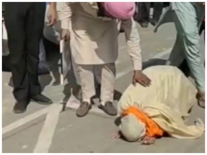 Mother Charan Kaur bowed down after reaching the place where Sidhu Moose Wala was killed ANN Punjab News: जहां हुई थी सिद्धू मूसेवाला की हत्या, वहीं पहुंचकर मां चरण कौर ने टेका मत्था, बहने लगे आंसू