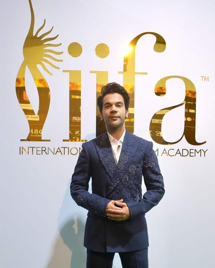 राजकुमार से लेकर कई सितारे इस इवेंट में खास अंदाज में पहुंचे. राजकुमार ने इस खास फंक्शन के लिए रॉयल ब्लू एंब्रायडरी सूट को चुना.