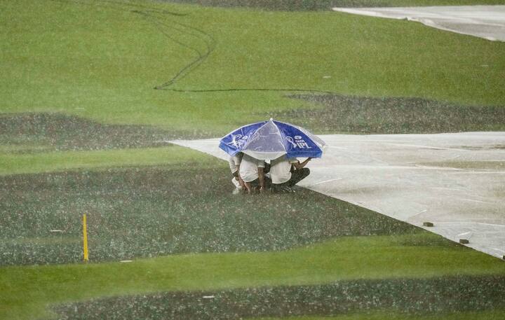 IPL 2023 Final : अहमदाबादमध्ये वादळी वाऱ्यासह पाऊस सुरु आहे. मागील तीन तासांपासून पाऊस धो धो कोसळतोय...