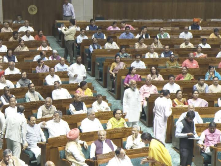 तस्वीरों में नए लोकसभा भवन में बैठे सभी सांसद बहुत खुश नजर आ रहे हैं.