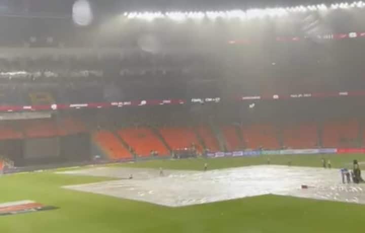 परंतु या सामन्याआधी पावसाची जोरदार बॅटींग सध्या सुरु आहे.