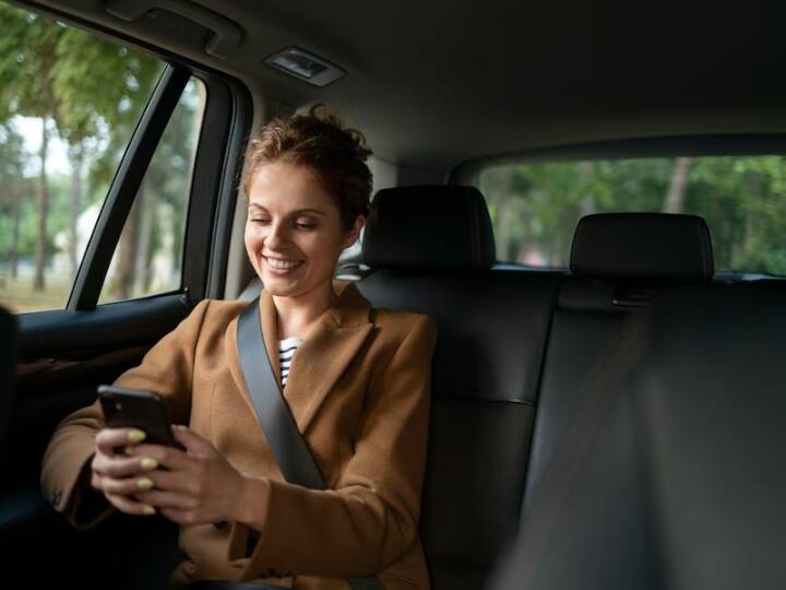 अगर ऐप में विकल्प उपलब्ध है, तो अपनी राइड को पहले से शेड्यूल करने पर विचार करें. ऐसा करने से, आप समय से पहले किराया तय कर पाएंगे. अब अगर बाद में, मांग अधिक होने पर किराया बढ़ भी जाता है तो आपके पैसे बच जाएंगे.