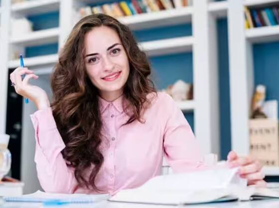 ਸੇਲਜ਼ ਅਸਿਸਟੈਂਟ- ਅਕਸਰ ਤੁਸੀਂ ਵਿਦੇਸ਼ੀ ਫਿਲਮਾਂ 'ਚ ਦੇਖਿਆ ਹੋਵੇਗਾ ਕਿ ਕੁਝ ਵਿਦਿਆਰਥੀ ਸਟੋਰ 'ਤੇ ਕੰਮ ਕਰਦੇ ਰਹਿੰਦੇ ਹਨ। ਪੜ੍ਹਾਈ ਦੇ ਸਮੇਂ ਤੋਂ ਇਲਾਵਾ, ਉਹ ਕਿਸੇ ਵੀ ਸ਼ੋਅਰੂਮ ਜਾਂ ਸਟੋਰ ਵਿੱਚ ਸੇਲਜ਼ ਅਸਿਸਟੈਂਟ ਵਜੋਂ ਕੰਮ ਕਰਦੇ ਹਨ, ਜਿਸ ਵਿੱਚ ਉਨ੍ਹਾਂ ਨੂੰ ਚੰਗਾ ਪੈਸਾ ਮਿਲਦਾ ਹੈ।