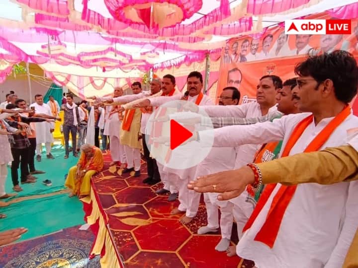 MP News Kamal Patel administered oath of Bholenath to BJP workers CM Shivraj Singh Chouhan Madhya Pradesh Ann Watch: ...तो क्या एमपी में अब भगवान के भरोसे है बीजेपी? मंत्री ने बीजेपी कार्यकर्ताओं को दिलाई भोलेनाथ की कसम