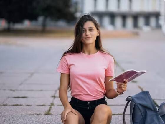 ਵਿਦੇਸ਼ਾਂ 'ਚ ਪੜ੍ਹ ਦੇ ਨਾਲ-ਨਾਲ ਕਿਸ ਤਰ੍ਹਾਂ ਕਮਾਈ ਕਰਦੀਆਂ ਨੇ ਕੁੜੀਆਂ, ਪਾਰਟ ਟਾਈਮ ਨਾਲ ਹੋ ਜਾਂਦੀ ਹੈ ਮੋਟੀ ਕਮਾਈ