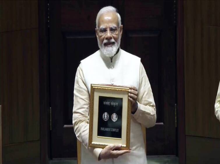 Special stamp and 75 rupee coin released by pm modi to mark new parliment building opening 75 Rupee Coin: புதிய 75 ரூபாய் நாணயம்... நாடாளுமன்ற கட்டிட  திறப்பு விழாவில் வெளியிட்ட பிரதமர் மோடி...என்ன ஸ்பெஷல்...?