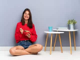 Best Position To Eat : खुर्ची किंवा टेबलवर बसून नव्हे, तर 'या' पद्धतीने जेवण केल्यामुळे होतो फायदा