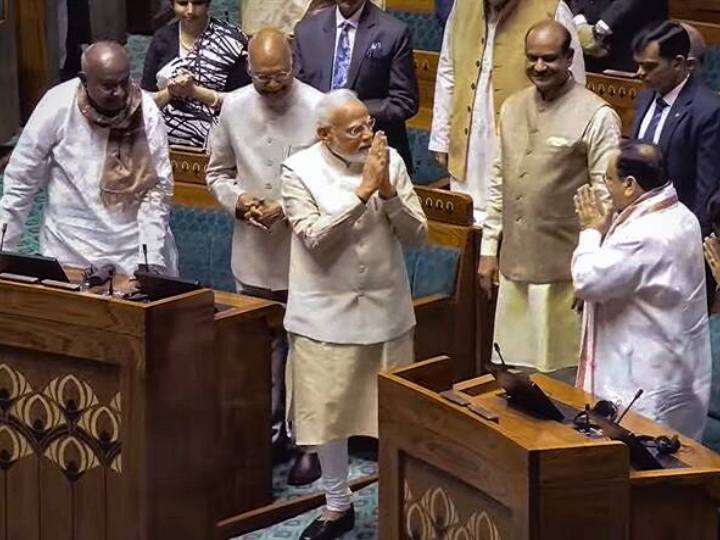 नए लोकसभा हॉल को हरे रंग की थीम से डिजाइन किया गया है. साथ ही इसे राष्ट्रीय पक्षी मोर की थीम पर बनाया गया है.