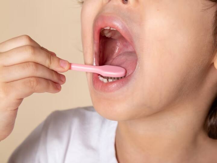 Why Cleaning Tongue Is Important For Oral Health And Mouth Hygiene ब्रश करते वक्त सिर्फ दांत नहीं, जीभ को भी करें साफ, वरना जवानी में ही मुंह में लग जाएंगे ये रोग