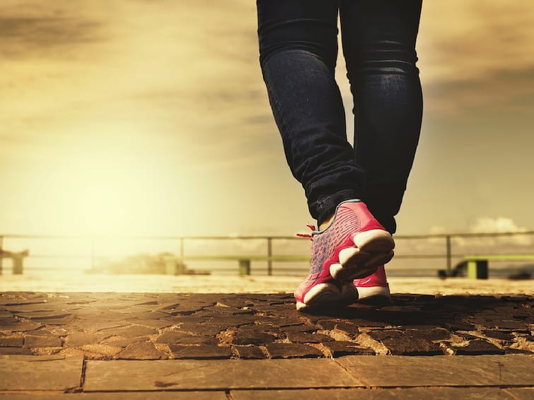 Benefits of walking 100 steps after every meal as per Ayurveda Health Tips:  உணவு சாப்பிட்ட பிறகு நடைப்பயிற்சி செல்வது சரியா? ஆயுர்வேதம் சொல்வது என்ன?