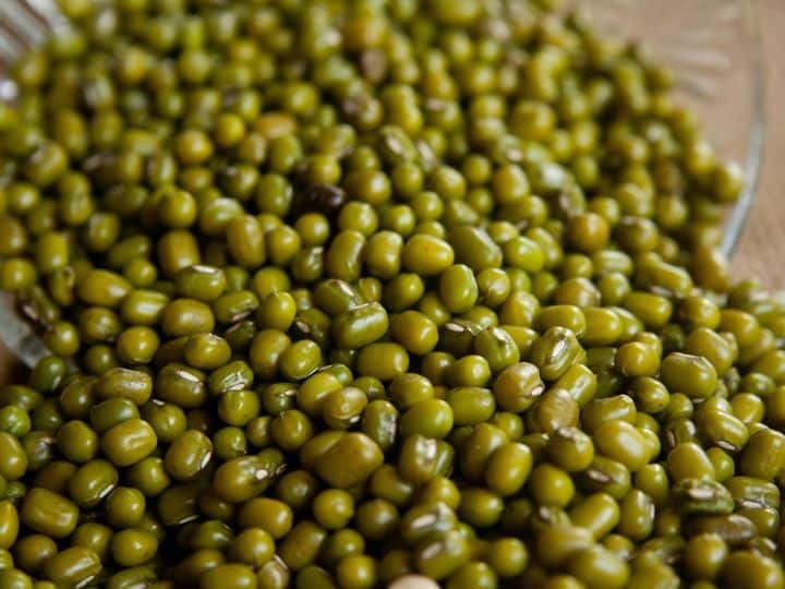 मूंग की दाल में छिपे हैं कई अद्भुत फायदे, रोजाना खाने की डालें आदत, डायबिटीज सहित इन 4 बीमारियों से मिल जाएगा छुटकारा