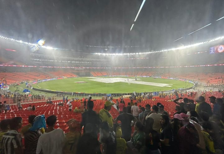 अहमदाबादमध्ये वादळी वाऱ्यासह जोरदार पावसाने हजेरी लावली आहे.