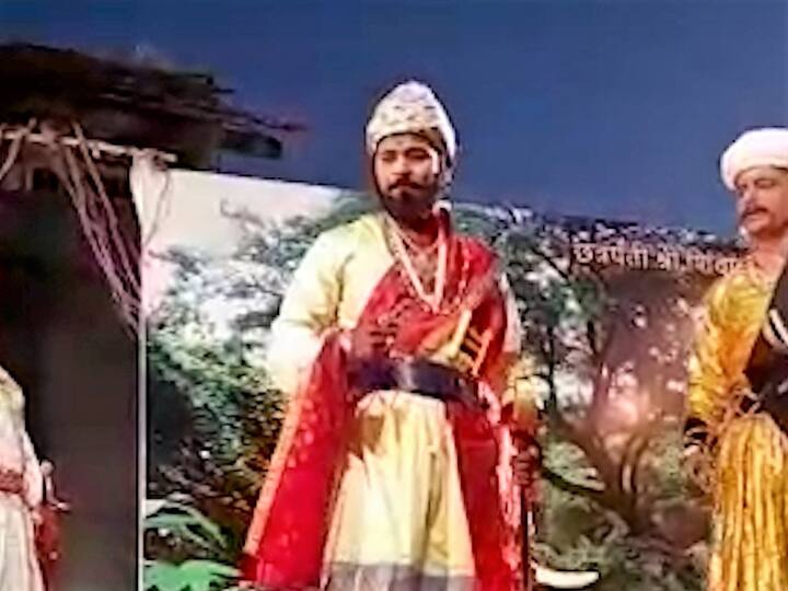 शनिवारी सायंकाळी सहा वाजता सुरु झालेली चित्ररथ मिरवणूक रविवारी सकाळी साडे सहा वाजता संपली.