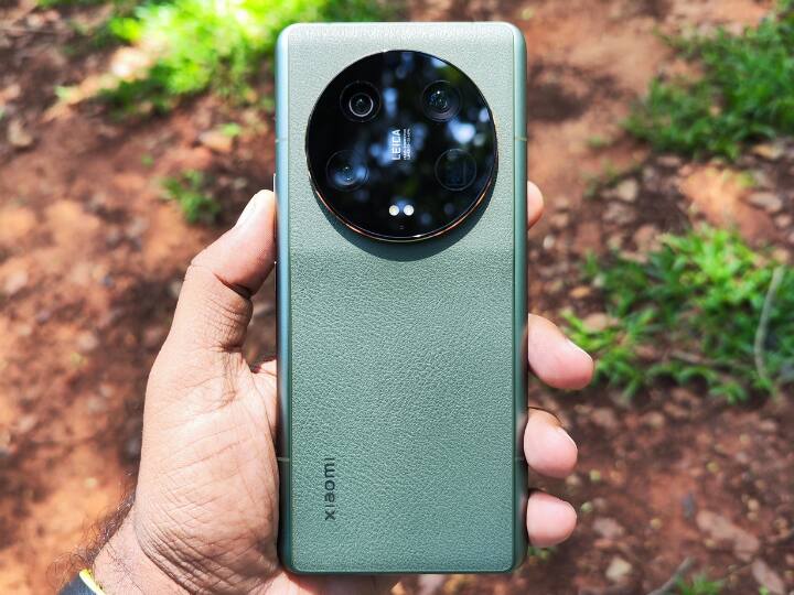 Xiaomi 13 Pro: स्मार्टफोन की कीमत 79,999 रुपये है और फोन में 6.73 इंच की एमोलेड डिस्प्ले, 50MP का प्राइमरी कैमरा, 4820 एमएएच की बैटरी और स्नैपड्रैगन 8th जनरेशन 2 SOC का सपोर्ट मिलता है.