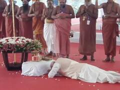 सेंगोल के सामने दंडवत हुए पीएम मोदी, नई संसद के उद्घाटन से पहले ओम बिरला संग स्थापित किया राजदंड