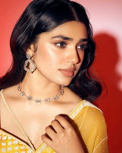 Krithi Shetty Saree Images : శారీ కట్టిన కృతి శెట్టి - బ్యాక్ లెస్ బ్లౌజ్‌లో...