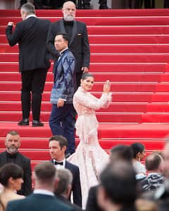 Sapna Choudhary Glam Look: फ्लेयर्ड गाऊन अन् ग्लॉसी मेकअप; 'ठुमका क्वीन' म्हणतेय, 