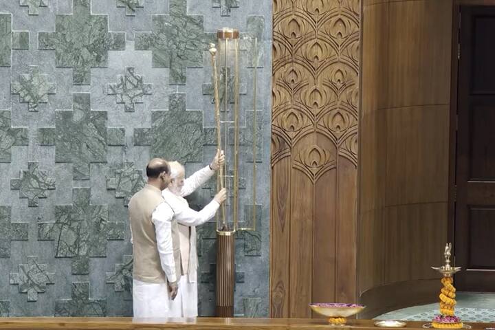 राजगोपालचारी यांनी तामिळनाडूतल्या चोल साम्राज्यातल्या या जुन्या परंपरेची माहिती दिली होती. त्यानुसार हा राजदंड 15 ऑगस्ट 1947 च्या सत्ता हस्तांतरणावेळी वापरला गेला होता