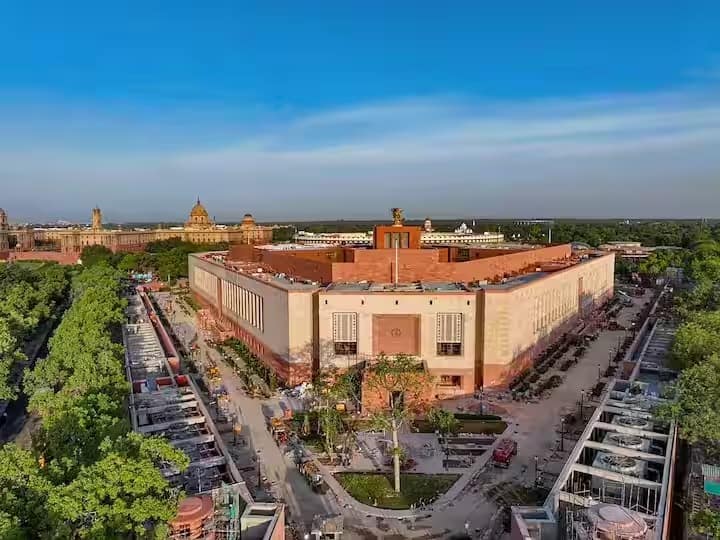 Parliament Building Inauguration: देशाला नवं संसद भवन मिळालं आहे. पंतप्रधान नरेंद्र मोदी यांच्या हस्ते त्याचं उद्घाटन करण्यात आलं आहे. यावेळी त्यांच्यासोबत लोकसभा अध्यक्ष ओम बिर्लाही उपस्थित होते.