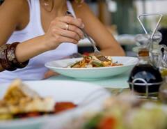 ચમચીથી નહીં પણ હાથથી ખાવાથી થાય છે વધુ ફાયદો, શરીરને મળે છે આ ચોંકાવનારા ફાયદા