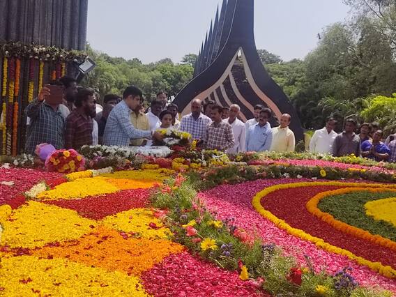 In Pics: ఎన్టీఆర్ ఘాట్ వద్ద జూ.ఎన్టీఆర్, బాలయ్య నివాళులు - ఫోటోలు