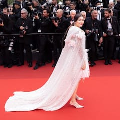 Sapna Choudhary Glam Look: फ्लेयर्ड गाऊन अन् ग्लॉसी मेकअप; 'ठुमका क्वीन' म्हणतेय, 